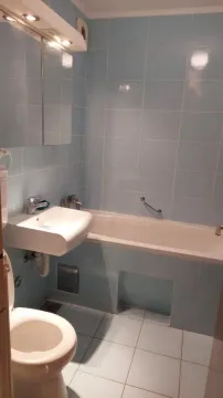 Kupatilo opremljeno kadom, umivaonikom i toaletom, obloženo pločicama plave boje. - image 11