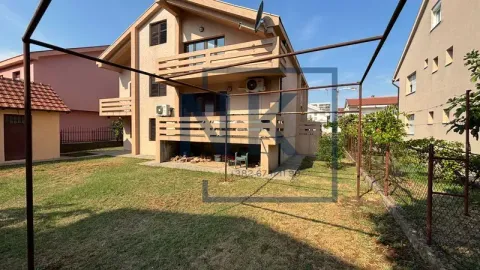 Pogled na dvorište i zadnju fasadu kuće sa balkonima. - image 19