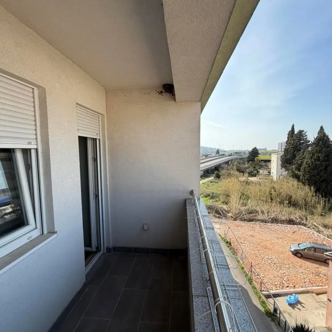 Izdavanje, dvosoban stan, 74m², Popovići, Bar
