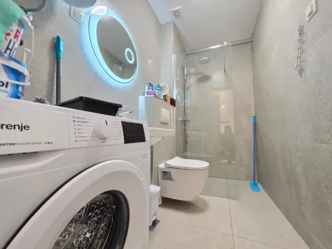 Moderne kupatilo opremljeno tuš kabinom, WC šoljom i veš mašinom. - image 6