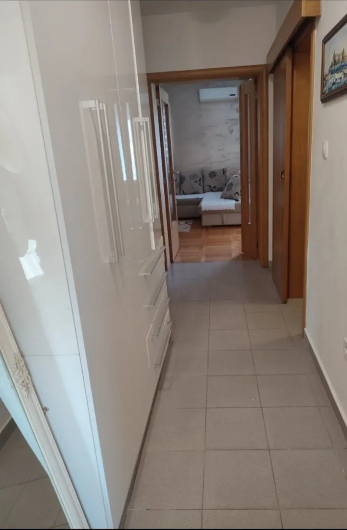 Izdavanje, dvosoban stan, 52m², Blok 9, Podgorica