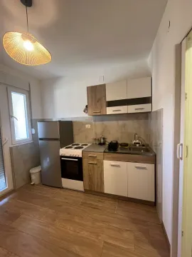 Small equipped kitchen with a refrigerator and a stove. - image 4