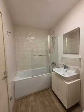 Moderne kupatilo sa kadom, staklenim paravanom i umivaonikom sa ormarićem. - image 13
