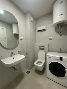 Moderne kupatilo sa umivaonikom, WC šoljom, veš mašinom i bojlerom. - image 5