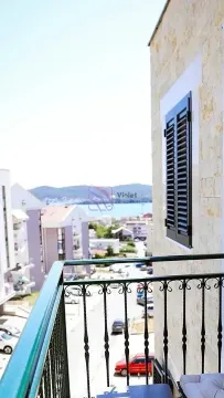 Pogled sa balkona na naselje i more. - image 14