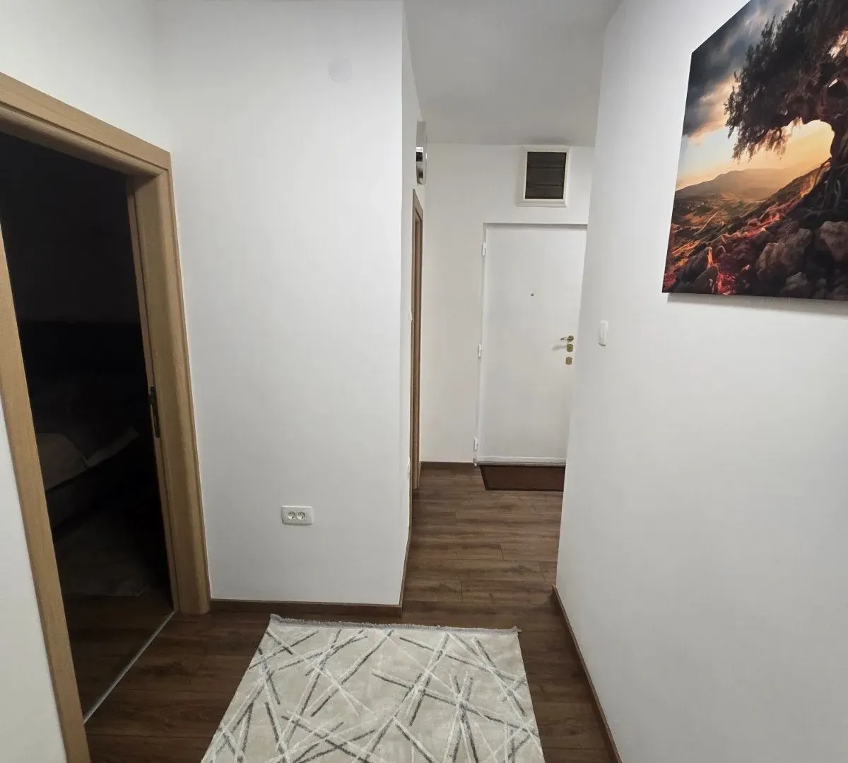 Izdavanje, trosoban stan, 103m², Tološka šuma, Podgorica