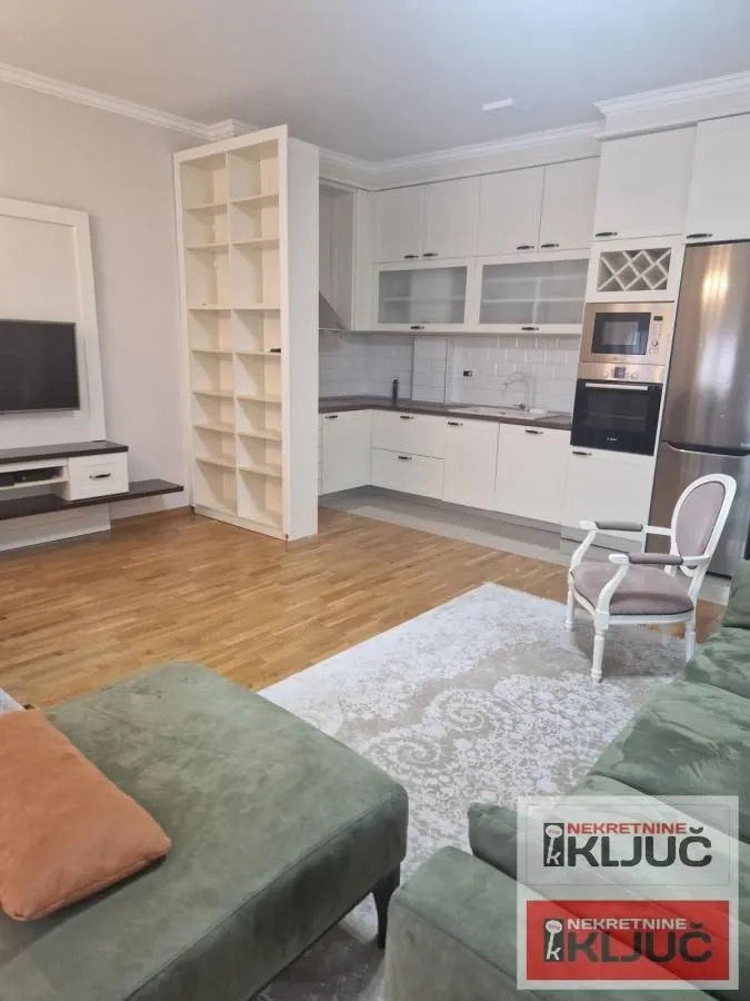 Izdavanje, dvosoban stan, 90m², Sajmište, Novi Sad