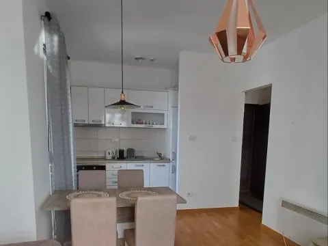 Izdavanje, jednosoban stan, 45m², City Kvart, Podgorica - image 1