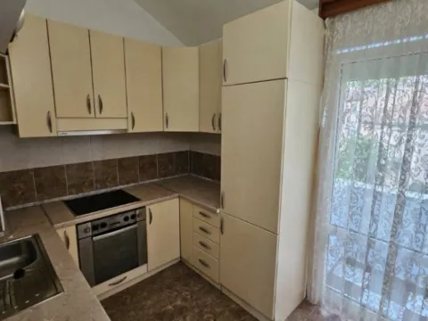 Izdavanje, trosoban stan, 80m², Dobrota, Kotor - image 9