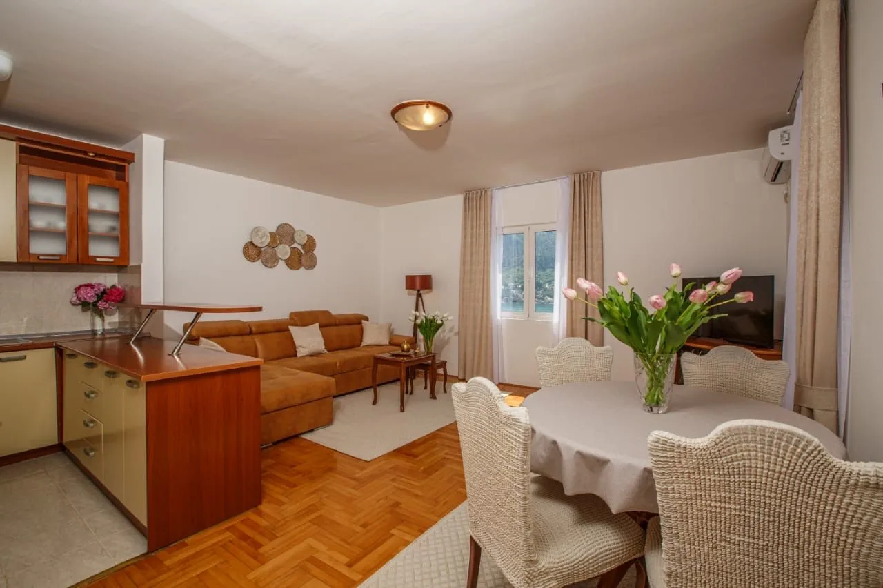 Rent, two bedroom apartment, 85m², Dobrota, Kotor