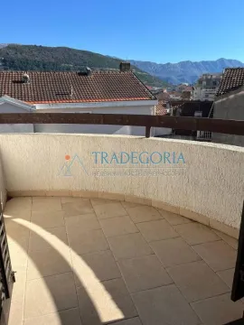 Manji popločani balkon sa pogledom na krovove i planine. - image 10