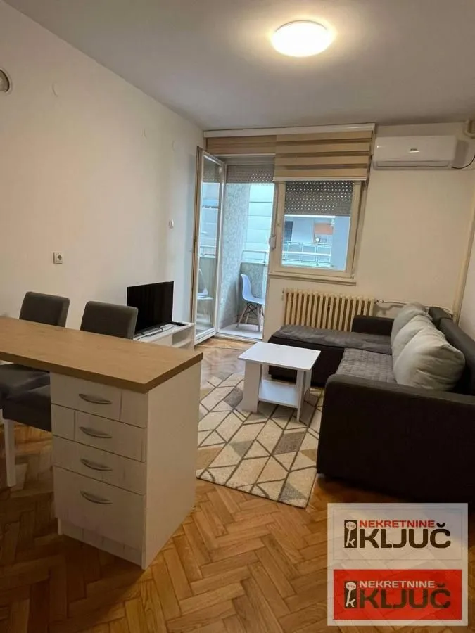 Izdavanje, garsonjera, 24m², Bulevar Oslobodjenja, Novi Sad Sve Podlokacije