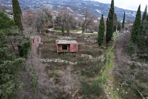 Nedovršeni objekat na prostranom placu okruženom drvećem i brdima. - image 23
