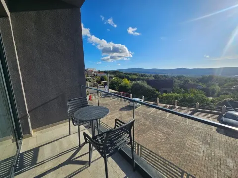 Manji namješteni balkon sa stočićem i dvije stolice i pogledom na okolinu. - image 7
