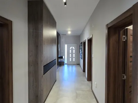 Izdavanje, trosoban stan, 180m², Tološi, Podgorica - image 3