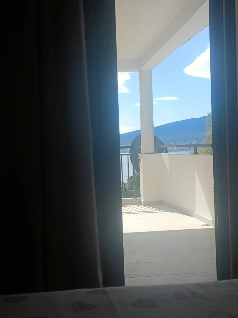 Pogled sa terase na more i planine.