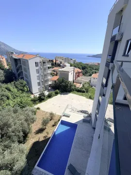 Pogled sa terase na bazen, okolne zgrade i more. - image 11