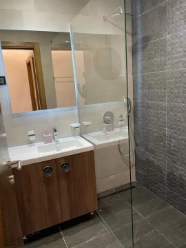 Moderne kupatilo sa umivaonikom i tuš kabinom. - image 8