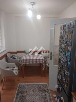Manja trpezarija sa stolom, stolicama i frižiderom. - image 3