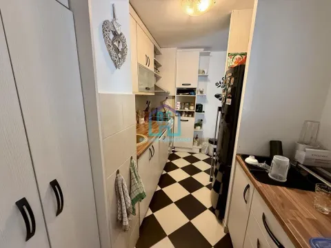 Manja kuhinja sa belim elementima i podom u crno-belim kockama. - image 14