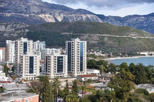 Izdavanje, dvosoban stan, 74m², Centar, Budva