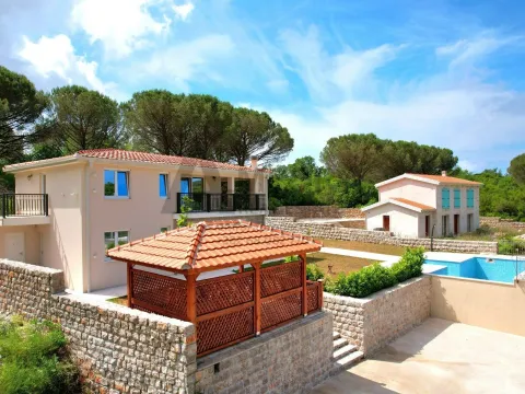 Izdavanje, kuća, 185m², Zagora, Kotor - image 1