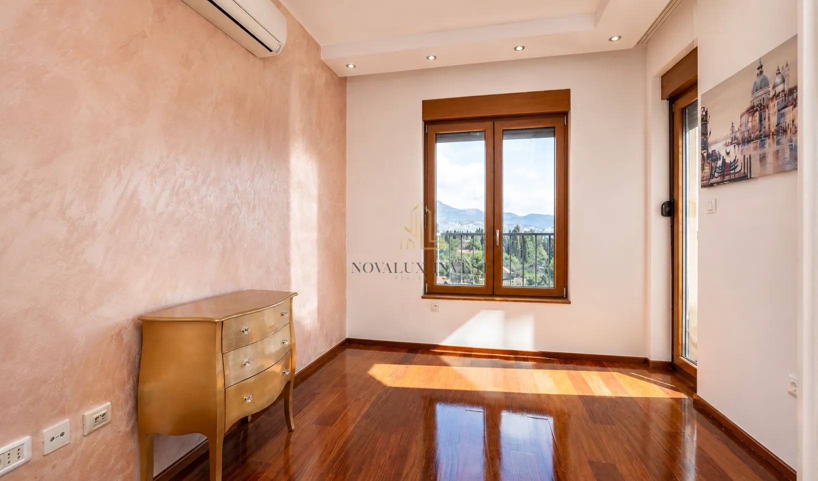 Izdavanje, četvorosoban stan, 140m², Centar, Podgorica