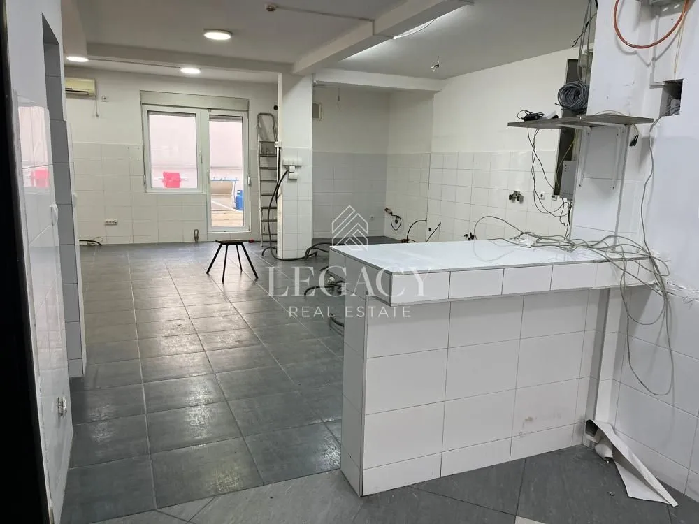 Izdavanje, poslovni prostor, 146m², Đeram Pijaca, Beograd