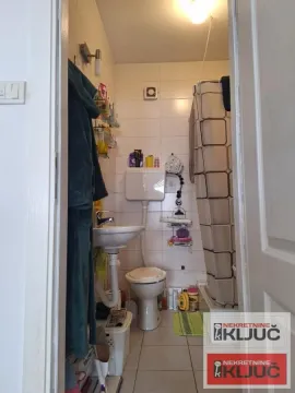 Pogled na manje kupatilo sa umivaonikom, WC šoljom i tuš kabinom. - image 11