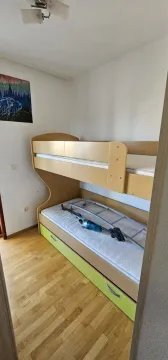 Mala dječija soba sa drvenim krevetom na sprat. - image 8