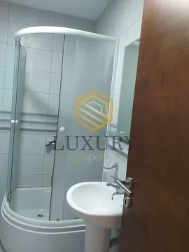 Pogled na kupatilo sa tuš kabinom i umivaonikom. - image 12