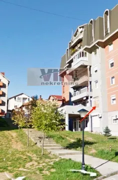 Pogled na spoljašnjost zgrade sa stepeništem i uređenim dvorištem. - image 7