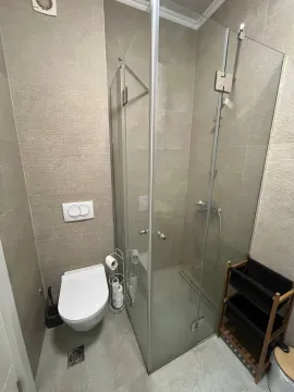 Kompaktno kupatilo sa tuš kabinom i ugradnom šoljom. - image 8