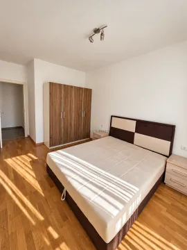Spavaća soba sa bračnim krevetom, drvenim ormarom i noćnim stočićima. - image 6