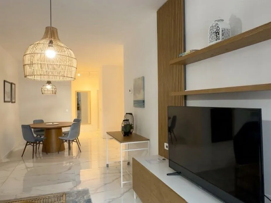 Dnevni boravak sa trpezarijom i modernim enterijerom.