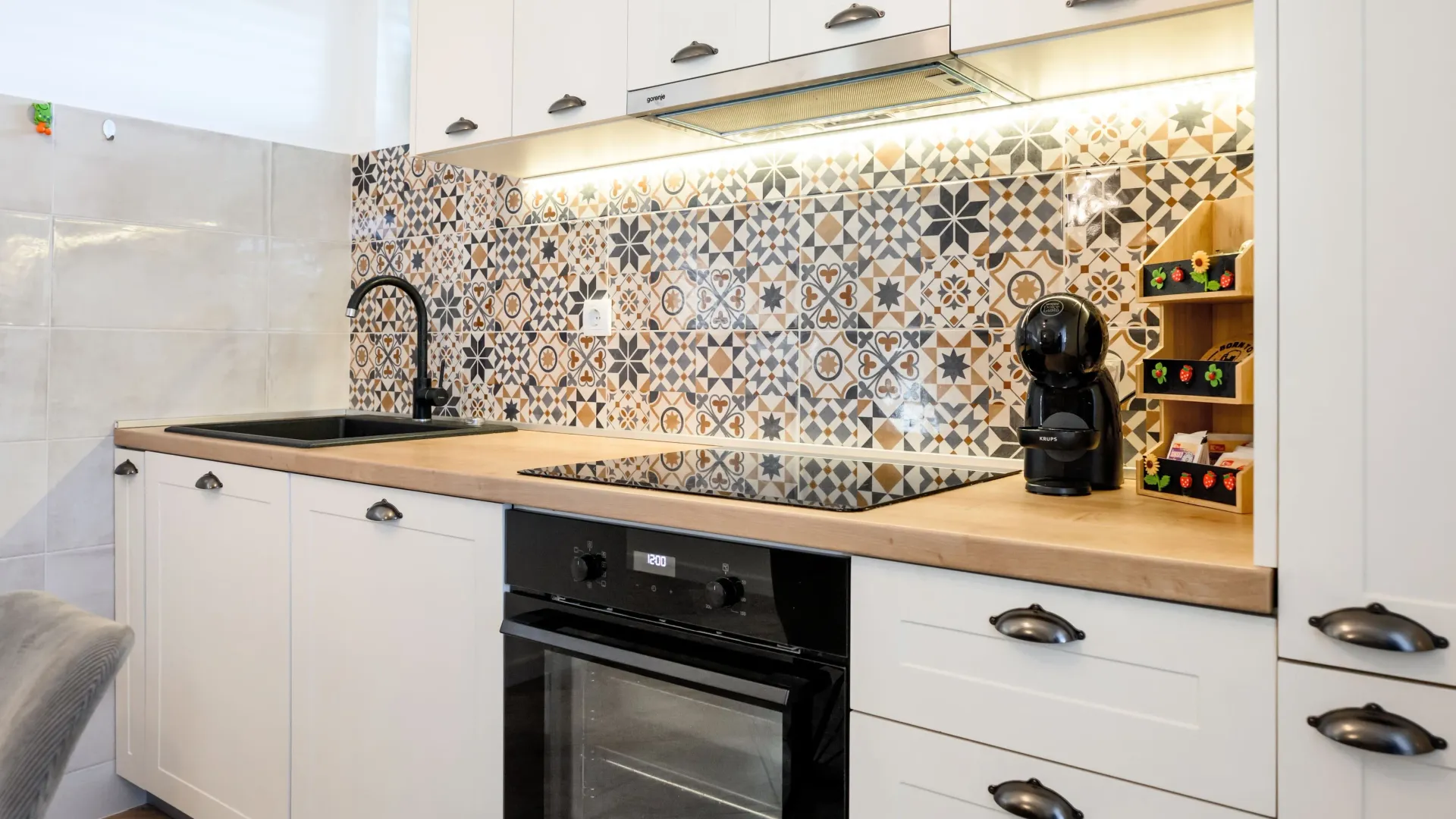 Izdavanje, trosoban stan, 120m², Mrčevac, Tivat