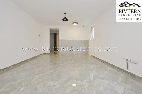 Prazna kuhinja sa pripremljenim priključcima i keramičkim pločicama na zidu. - image 3