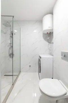 Moderne kupatilo sa tuš kabinom, WC šoljom, veš mašinom i bojlerom. - image 15