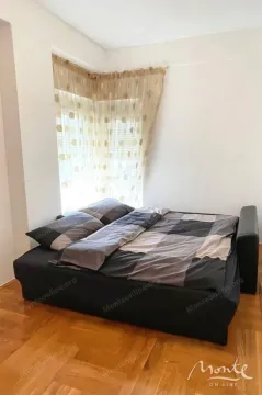 Spavaća soba sa bračnim krevetom i prozorom prekrivenim zavjesama. - image 5