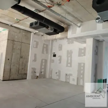Pogled na prostoriju u fazi renoviranja sa instalacijama i gipsanim radovima na zidovima. - image 9