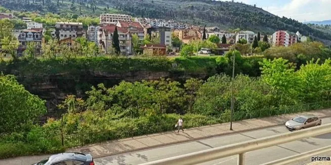Pogled sa terase na grad i okolinu sa šetalištem u prvom planu.