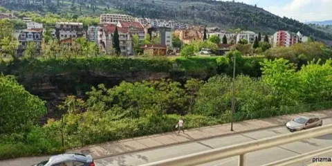 Pogled sa terase na grad i okolinu sa šetalištem u prvom planu. - image 13
