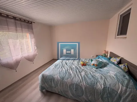 Spavaća soba sa bračnim krevetom i prozorom. - image 41