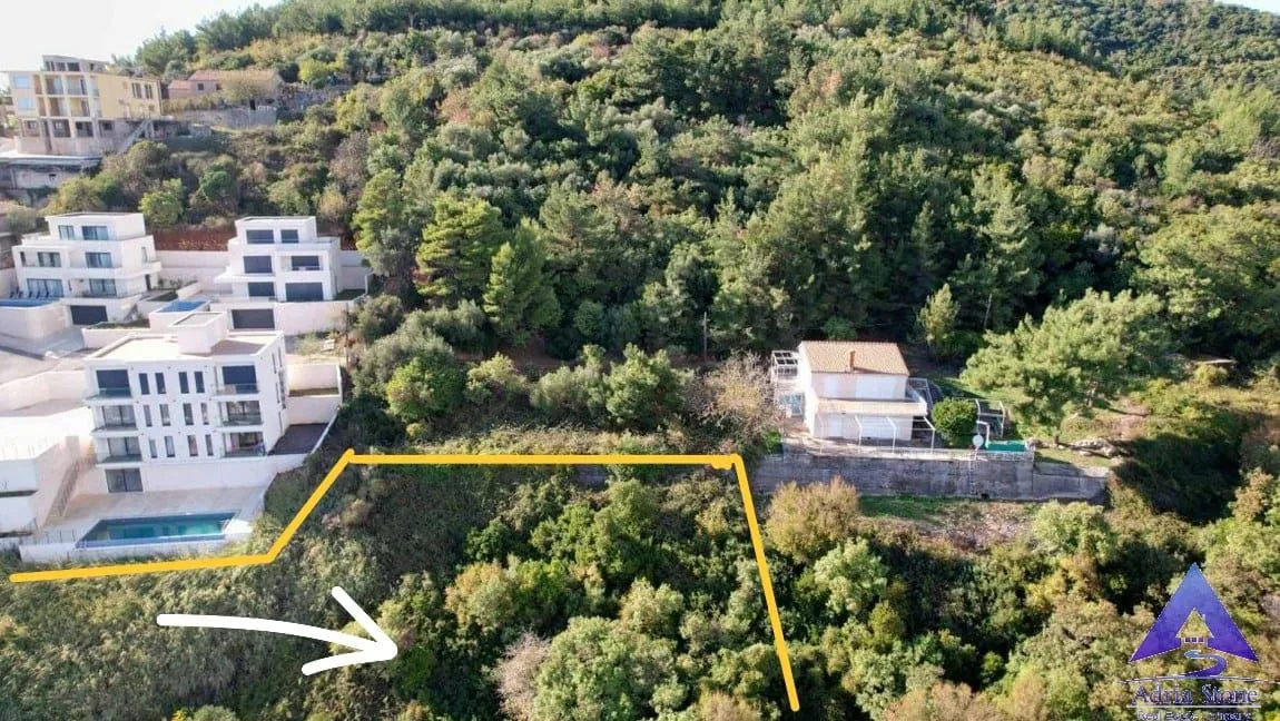 Pogled iz vazduha na građevinsku parcelu sa označenim granicama.