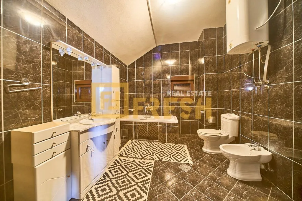 Izdavanje, kuća, 280m², Gorica C, Podgorica
