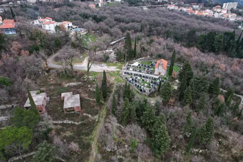 Pogled iz vazduha na zemljište okruženo šumom i građevinama. - image 20