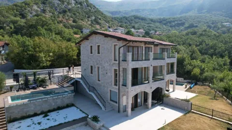 Pogled iz vazduha na kamenu kuću sa bazenom i dvorištem. - image 3