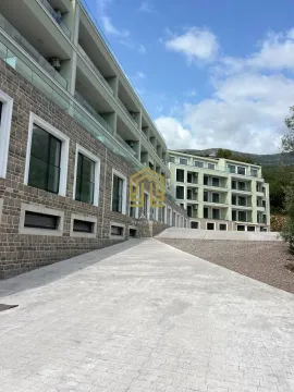 Eksterijer moderne stambene zgrade sa popločanim dvorištem i prilazom. - image 3