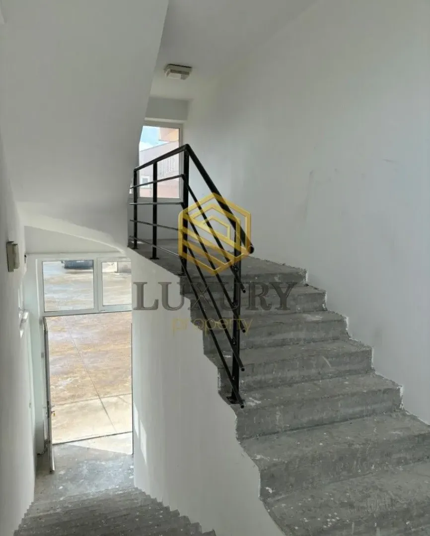 Rent, office space, 350m², Golubovci, Podgorica