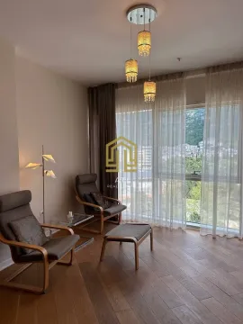 Udobna dnevna soba sa foteljama, parketom i velikim prozorom sa pogledom. - image 3